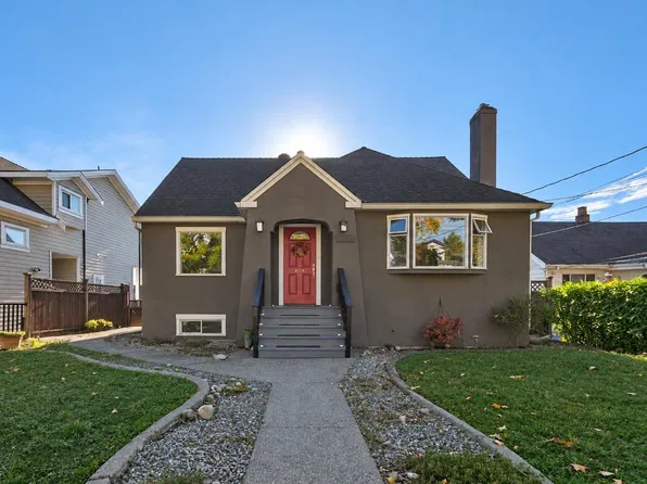 1930 Edinburgh St, New Westminster, BC V3M 2X5
