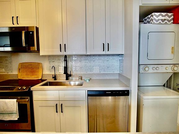 5th image of 909 Ala Nanala St APT 1801