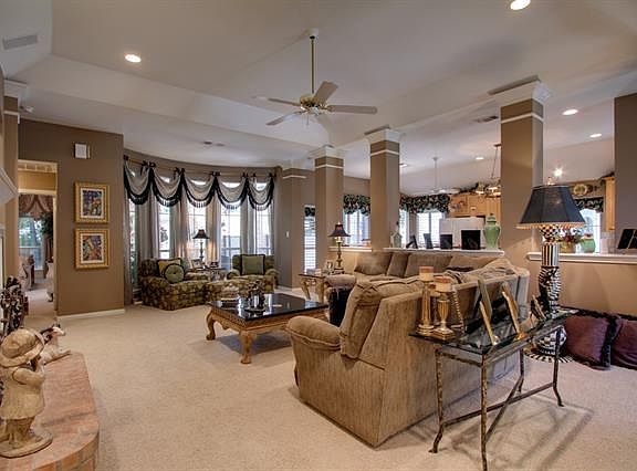 4th image of 8425 Parkdale Dr