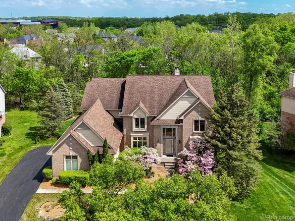 6671 Chelsea Brg, West Bloomfield, MI 48322