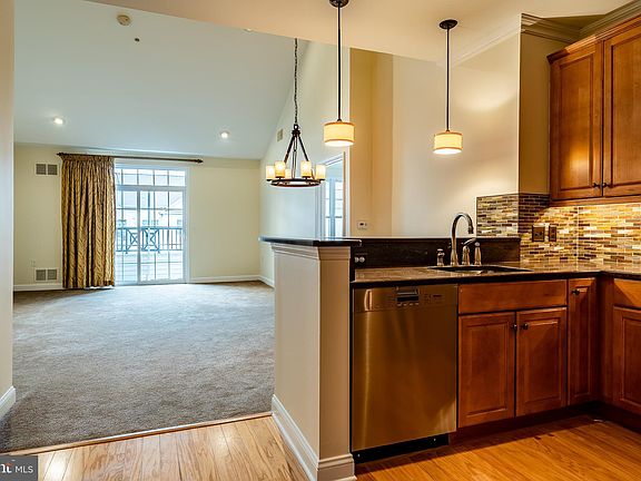 4th image of 200 W Elm St Suite 1423
