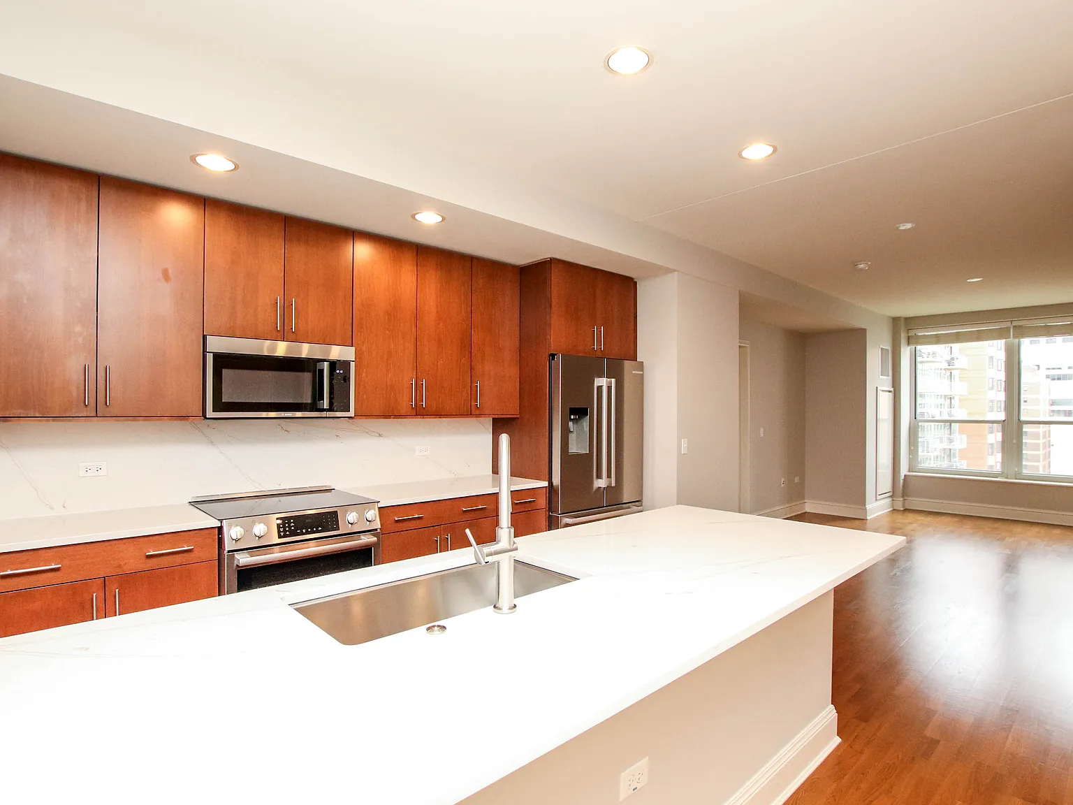 850 N Lake Shore Dr — Photo 2