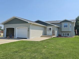 405 22nd St SW, Minot, ND 58701