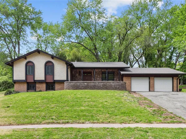 5040 Wolverton Dr, Florissant, MO 63033