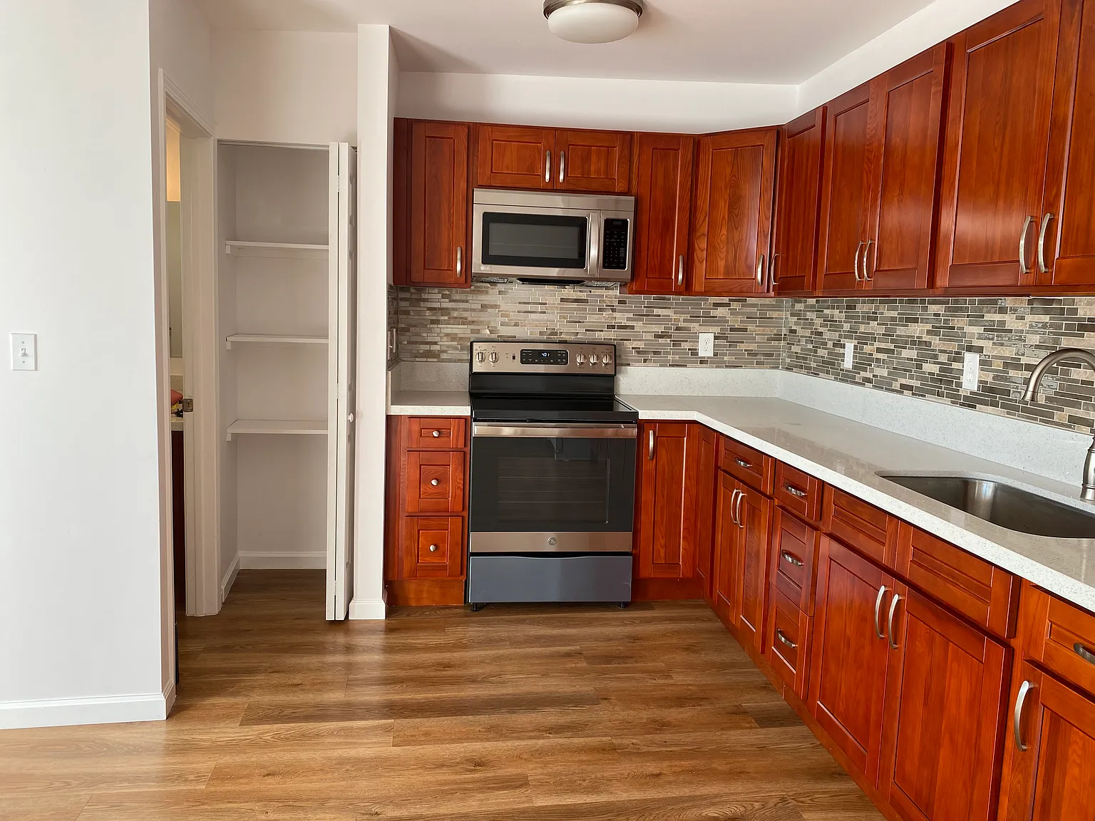 2 bed, 553 sqft, $2,400 — Photo 2