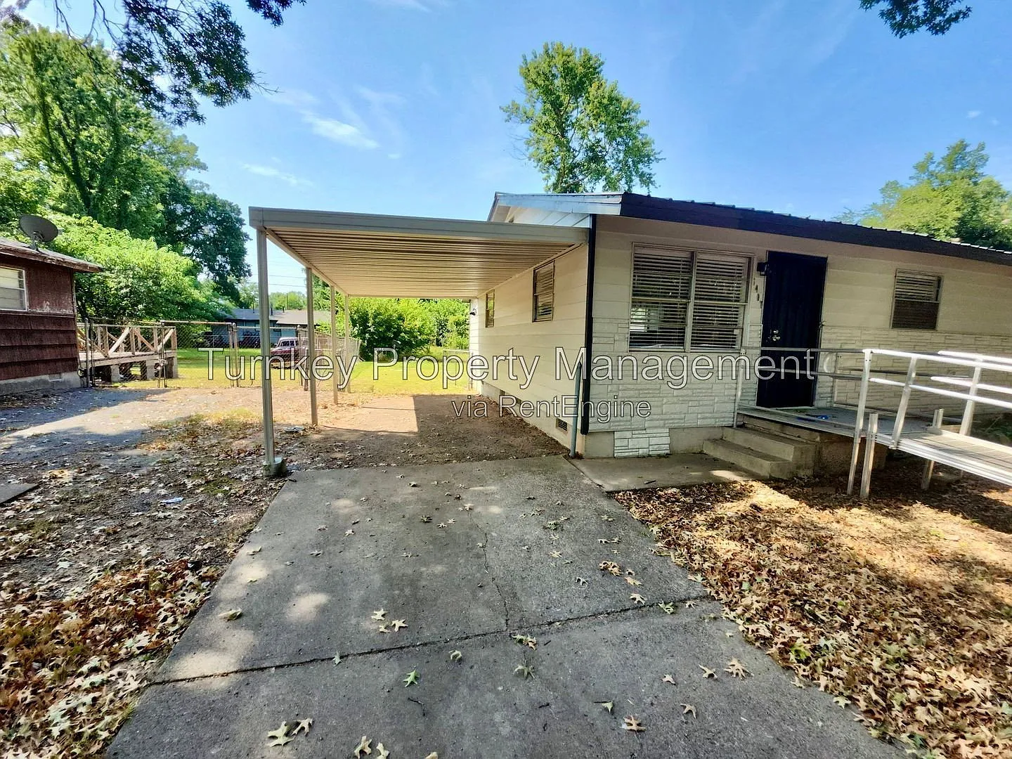3 bed, 1.0 bath, 912 sqft, $975 — Photo 3