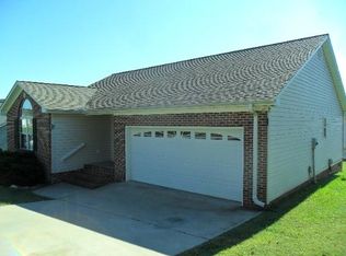 606 Shadow Dance Ln, Boiling Springs, SC 29316
