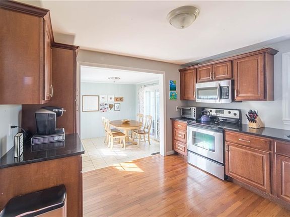 3rd image of 33 Birch Glen Ave
