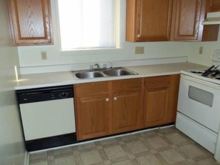 2nd image of 84 Edgeway Dr APT 4