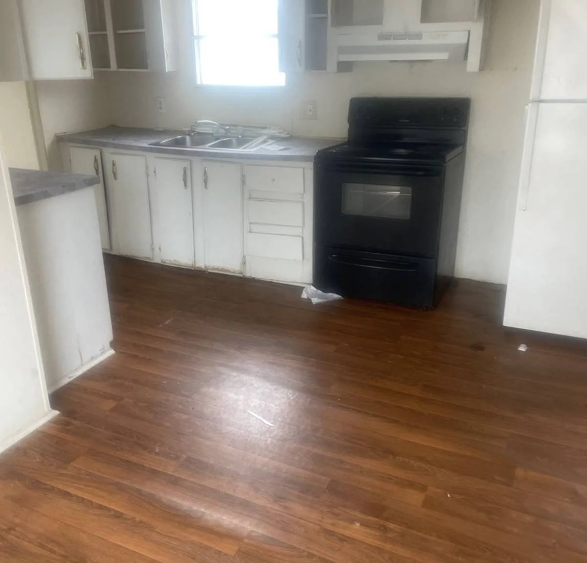 3 bed, 2.0 bath, 924 sqft, $12,500 — Photo 3