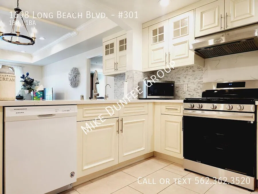 Unfurnished Contemporary One Bedroom, One Bathroom — Photo 4