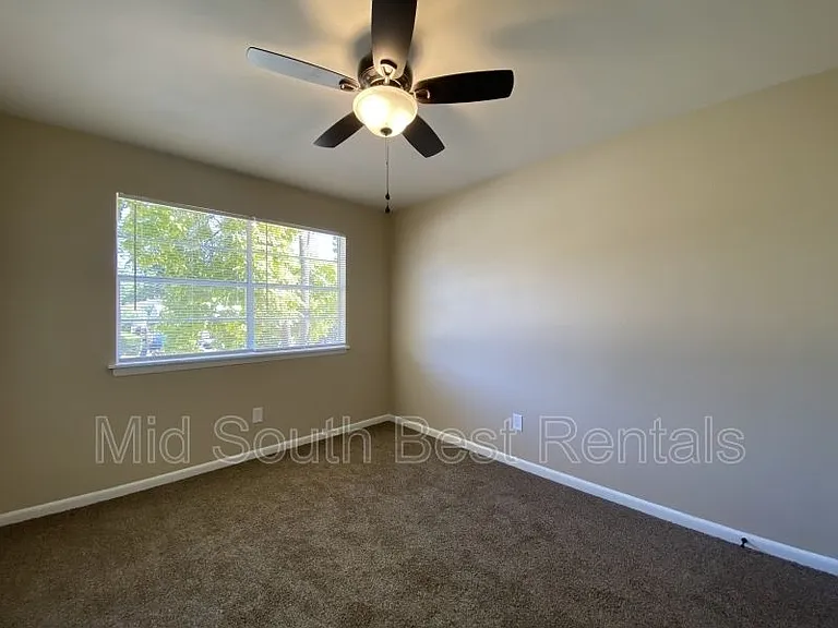 1300 Glenda Dr — Photo 3
