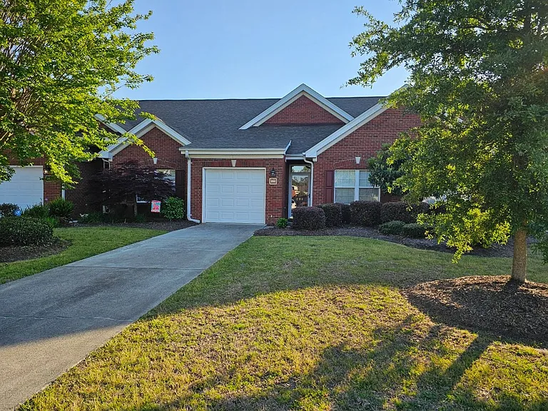 204 Hilliard Ct — Photo 2