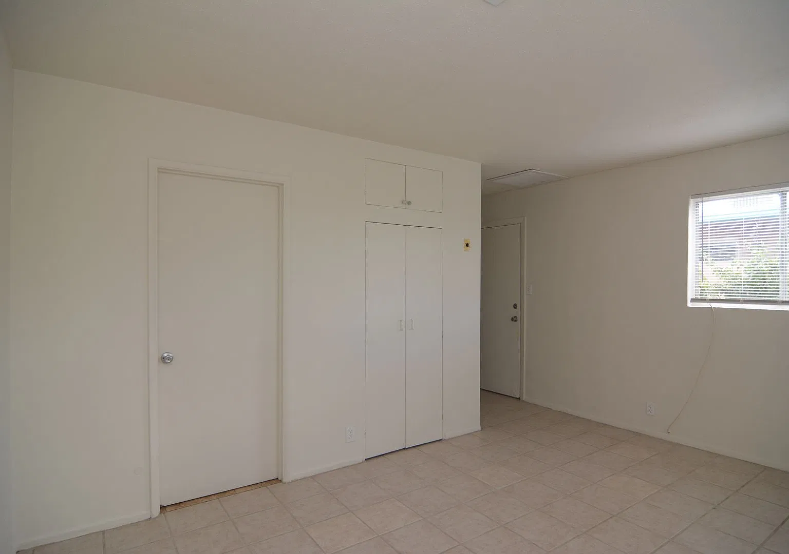 Charming Studio Home! Great Central Location! — Photo 3