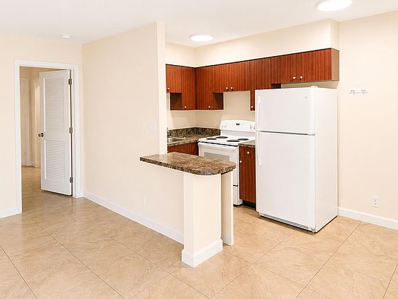 3rd image of 824 NE 16th St #828