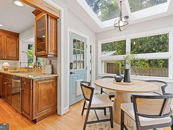 5th image of 639 Scott Cir