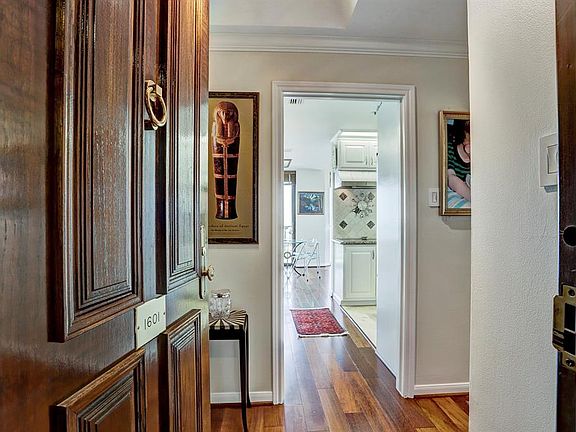 WALK INTO STUNNING CONDOMINIUM