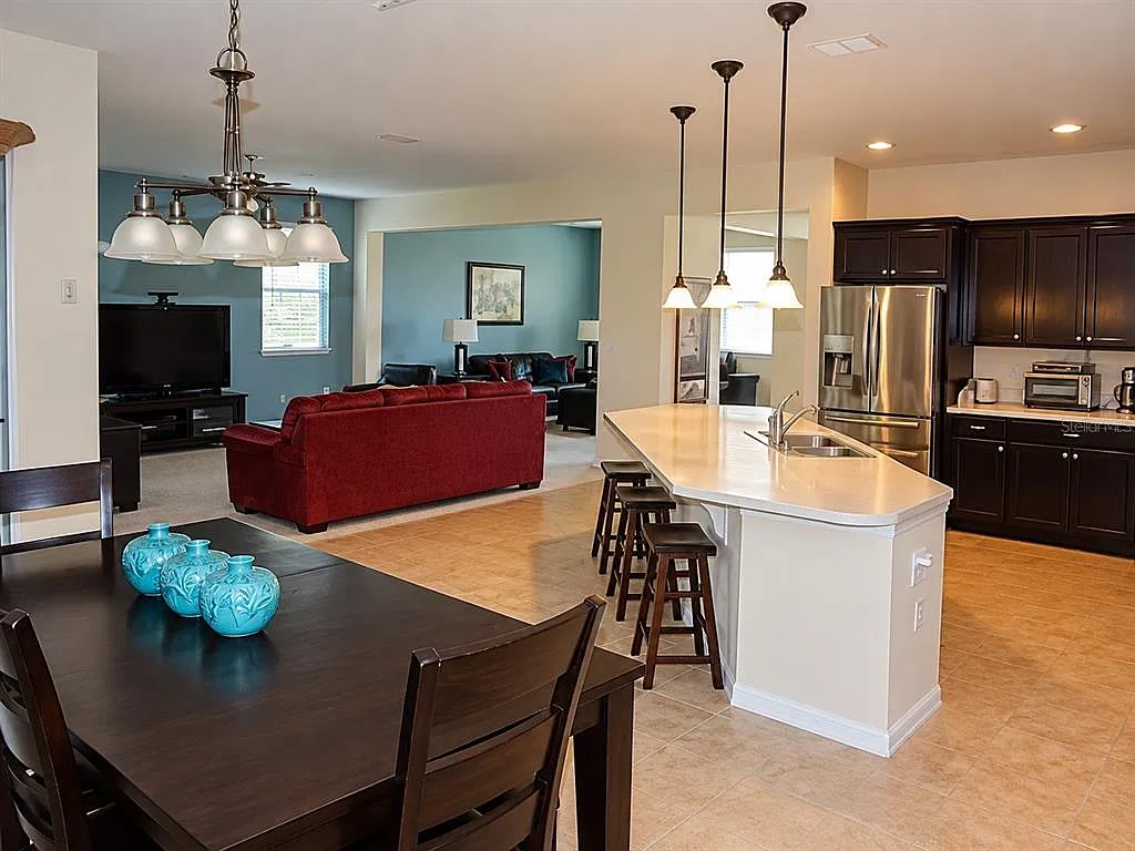 4 bed, 2.5 bath, 2838 sqft, $3,200 — Photo 3