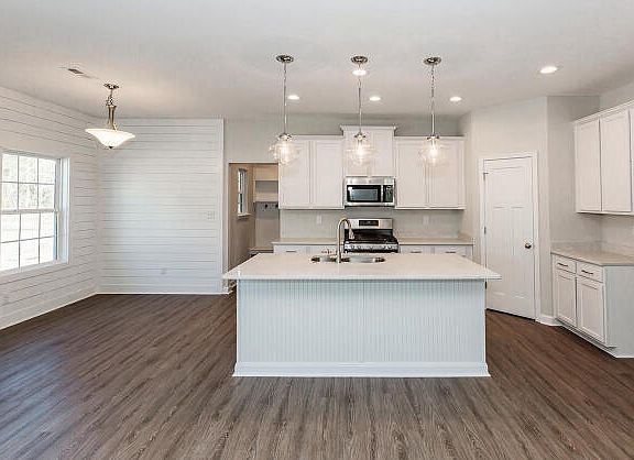 These photos are representative of this floor plan, but all options may not be available in every co