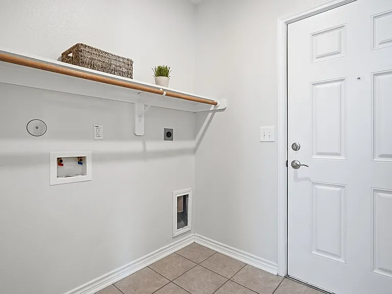 124 Lavaca Cir — Photo 15