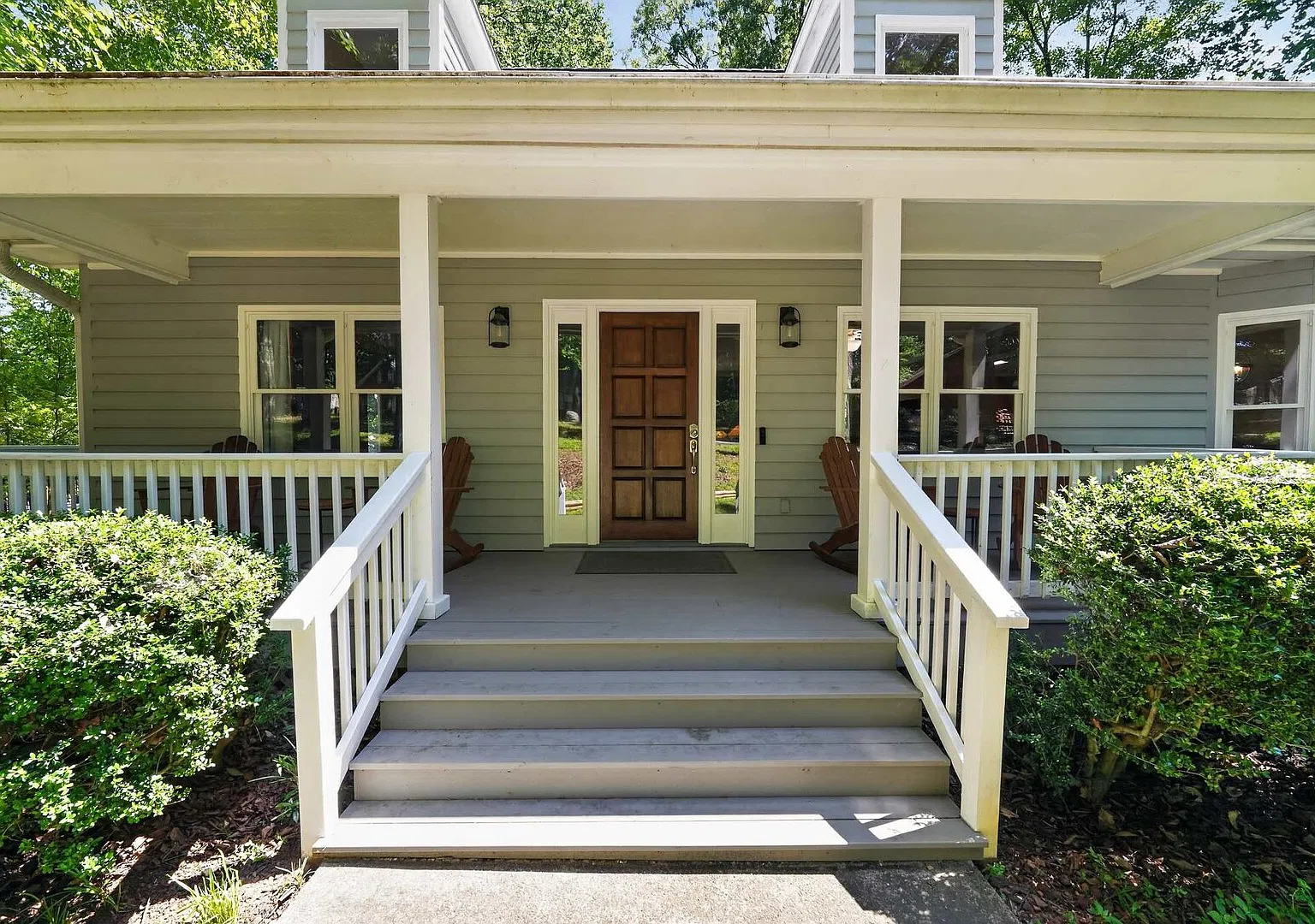 Spacious 4 BR Retreat near Lake Norman with deck — Photo 2