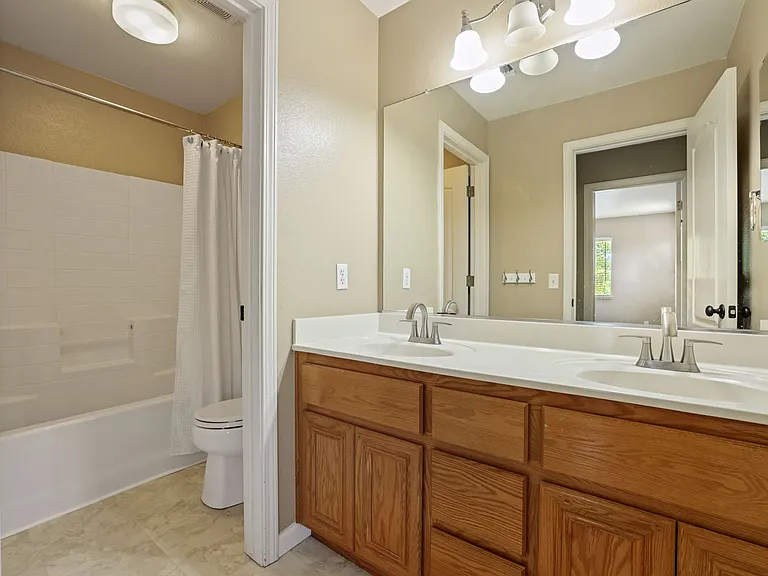 642 W Springer Dr — Photo 6