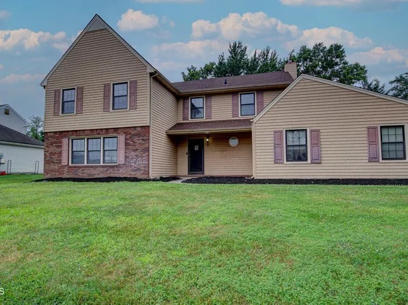 16 Nashua Drive, Marlboro, NJ 07746