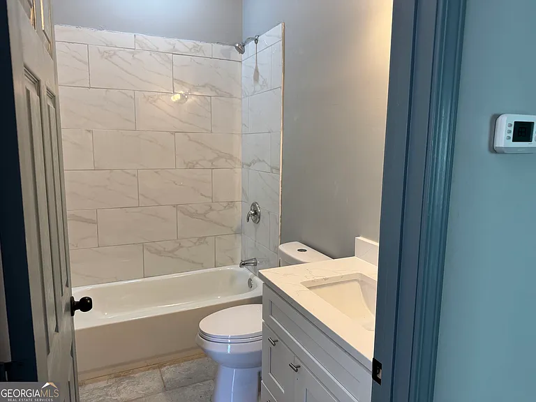 1555 W Poplar St — Photo 4