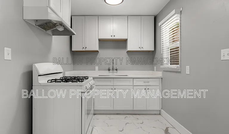 2141 E 16th St — Photo 9
