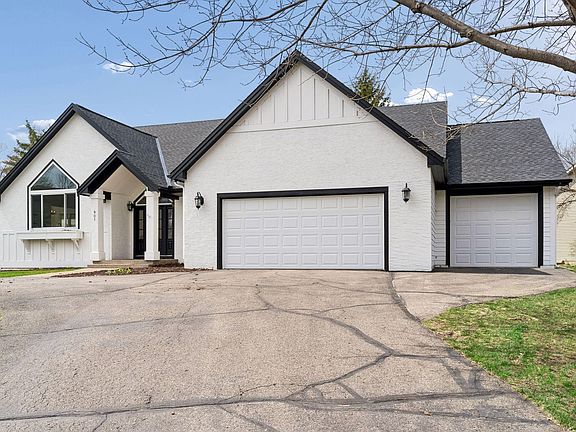 3rd image of 901 Mendakota Ct