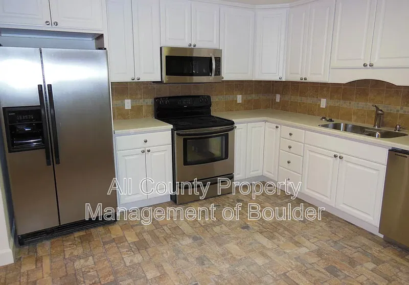 5 bed, 2.5 bath, 2248 sqft, $3,995 — Photo 2