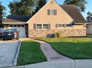 20 Spoke Ln, Levittown, NY 11756