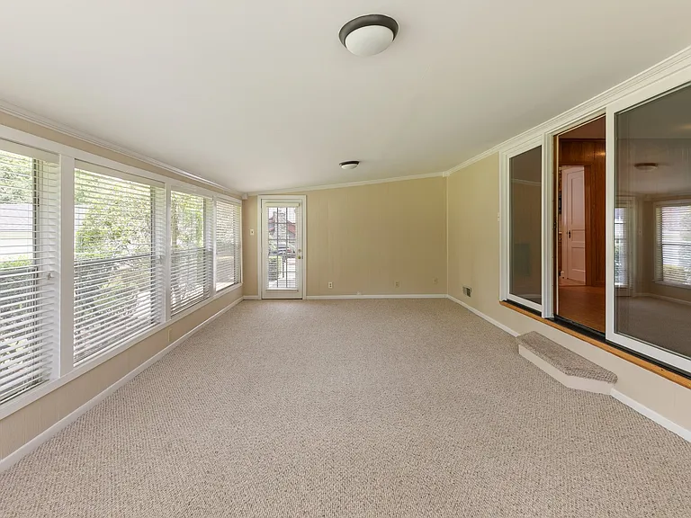 3228 Lakeshore Dr — Photo 32