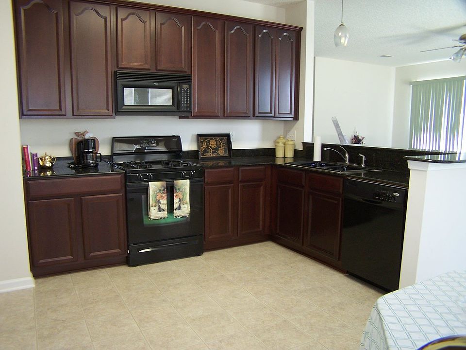 Eat-in kitchen