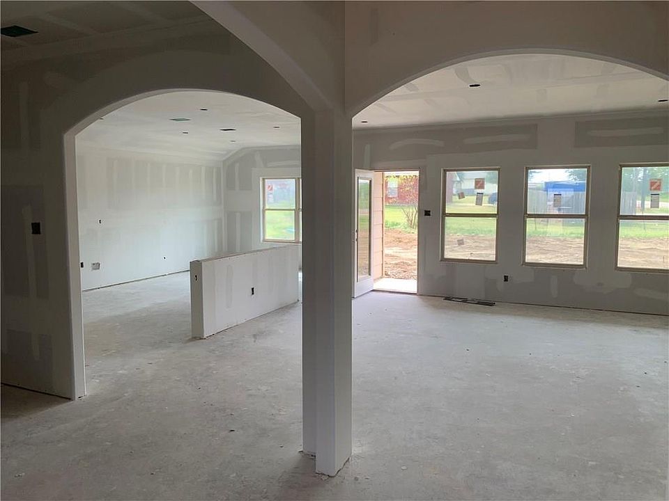 2nd image of 117 Oak Springs Loop