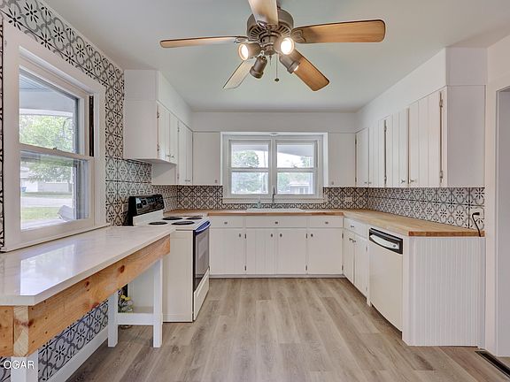 5th image of 702 E Centennial Ave