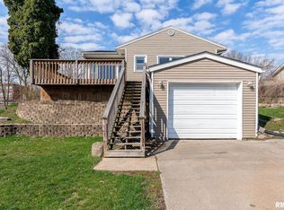 502 2nd Street Pl, Le Claire, IA 52753