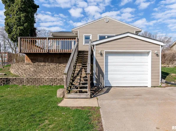 502 2nd Street Pl, Le Claire, IA 52753