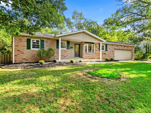 1927 Saint Clair Dr, Pekin, IL 61554