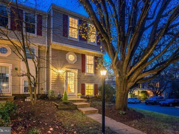 1610 Fieldthorn Dr, Reston, VA 20194