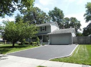 2 Lordly Ct, Kings Park, NY 11754