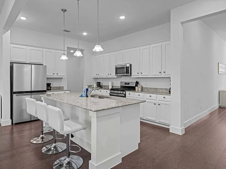 583 Bradley Dr — Photo 3