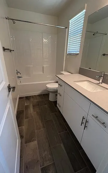 Shared bathroom - Upstairs