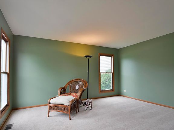 4th image of 703 Lloyd Ln