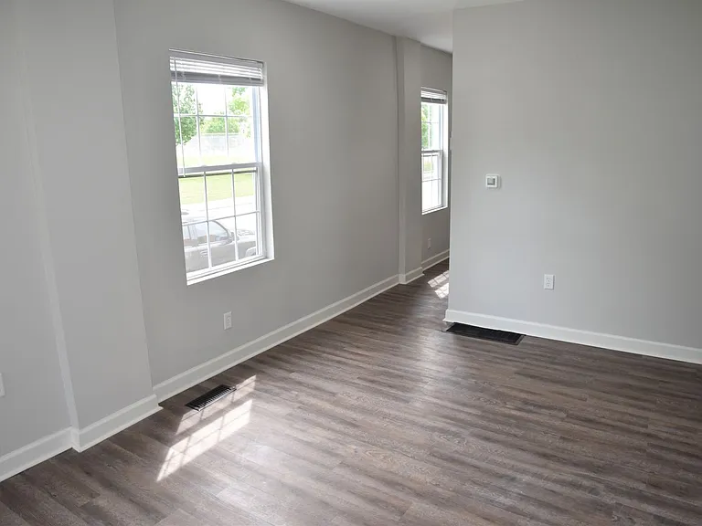 565-567 E Deshler Ave — Photo 7