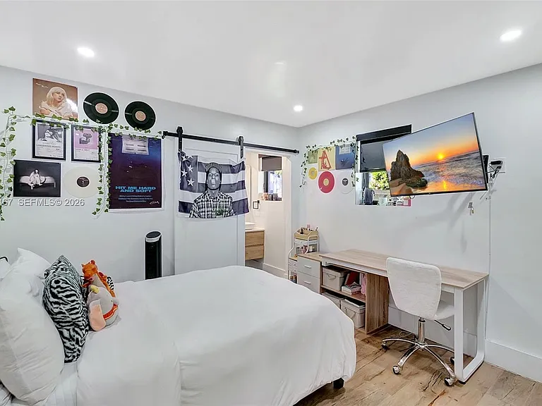 7711 Miami View Dr — Photo 21