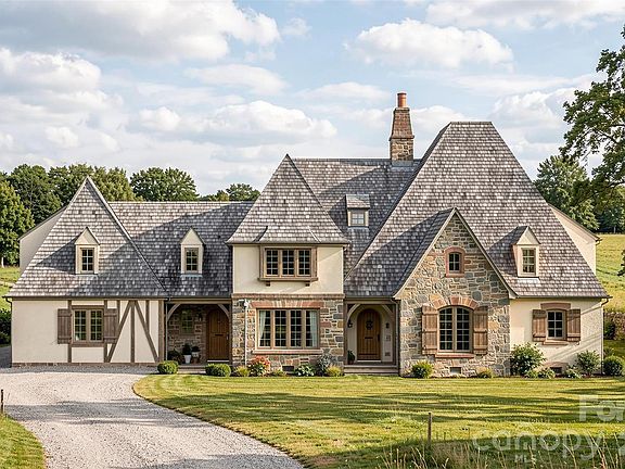 5th image of 8 Roberts Ln N #8