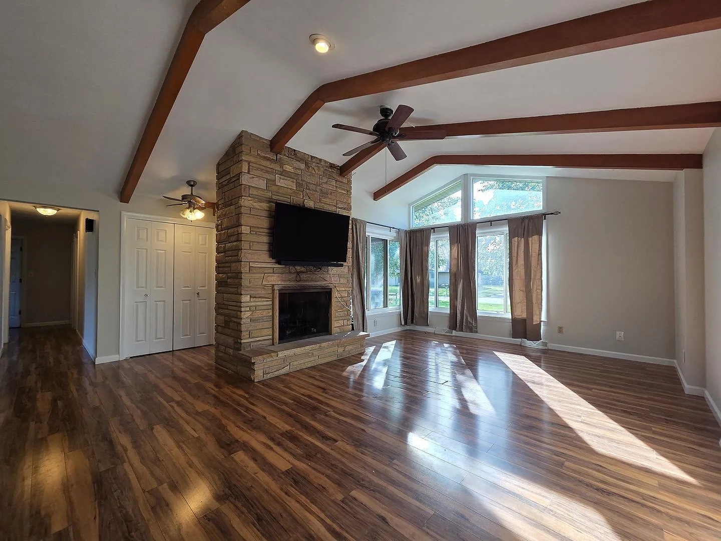 3 bed, 1.5 bath, 2050 sqft, $2,200 — Photo 3