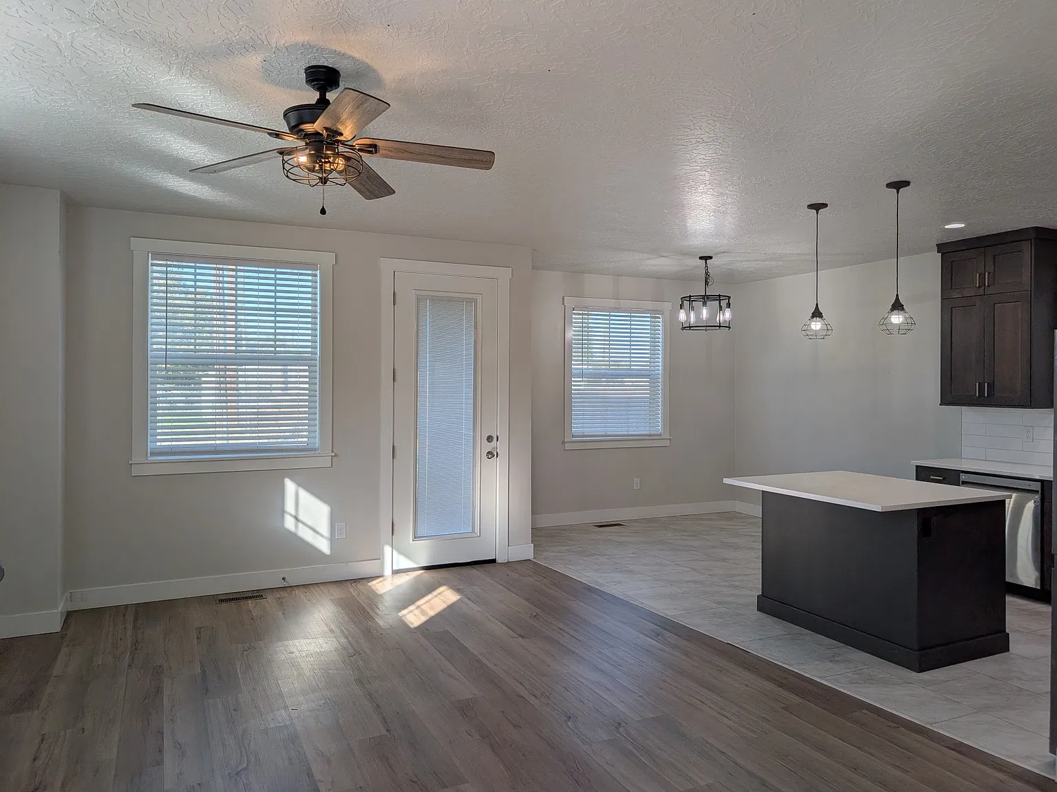 3 bed, 1428 sqft, $1,900 — Photo 2