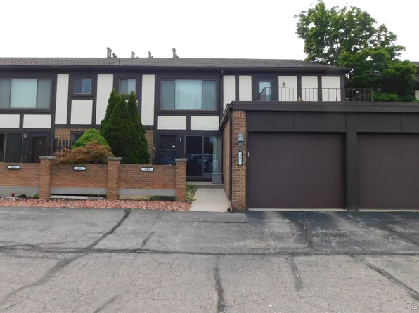 406 Country Club Dr #66, Saint Clair Shores, MI 48082